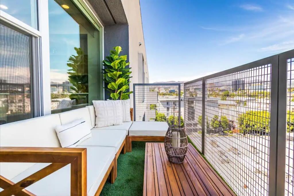 Dreamy 2br With Balcony & Hollywood Sign Views! Los Angeles