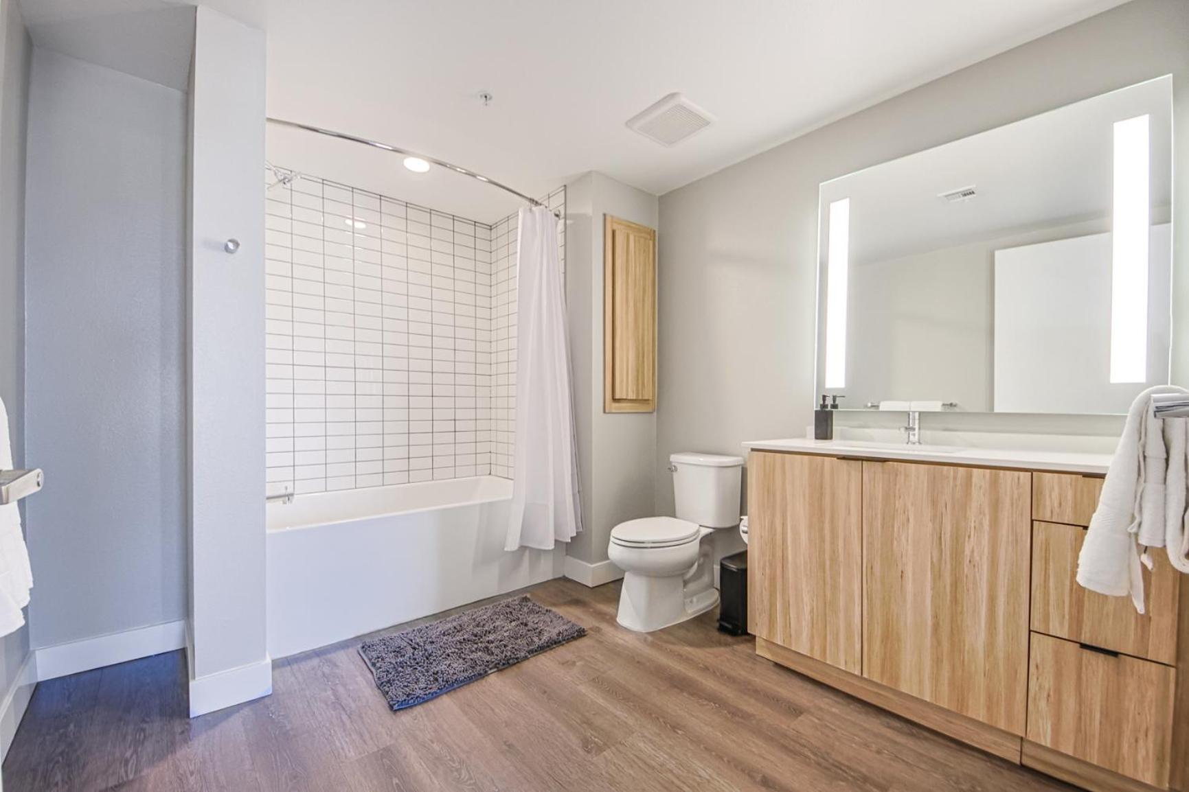Dreamy 2br With Balcony & Hollywood Sign Views! *