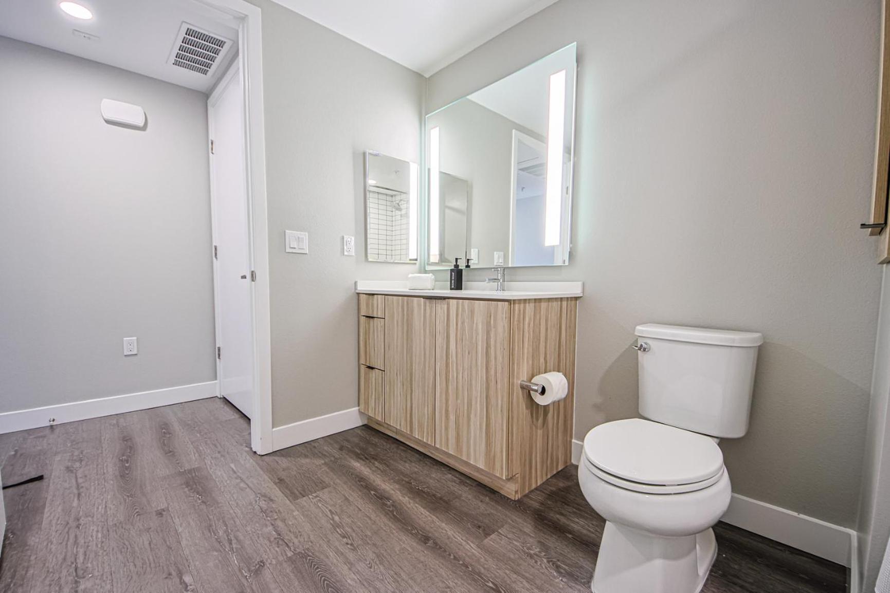Dreamy 2br With Balcony & Hollywood Sign Views! *